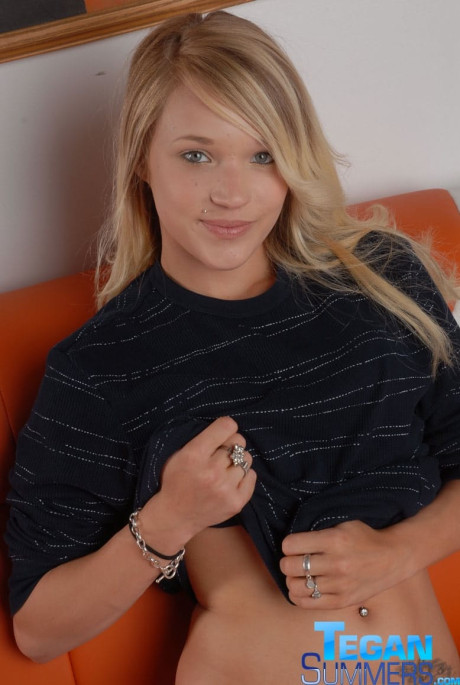 Hot blonde Tegan Summers spreads her shaved cunt & toys with a clit tickler - #323488