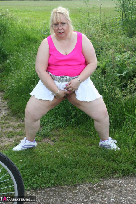 Outdoor XXX Porn Pics