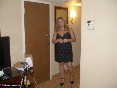 Amateur chick swingers party Momma takes a cumshot on her face during MFM sex - #312112