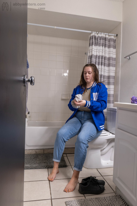 Chubby amateur Bonnie T shows her monstrous boobies & booty while getting dressed - #213231